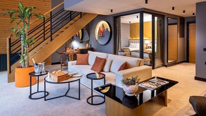 Amplia sala de estar con techos altos, una escalera y un diseño interior moderno.