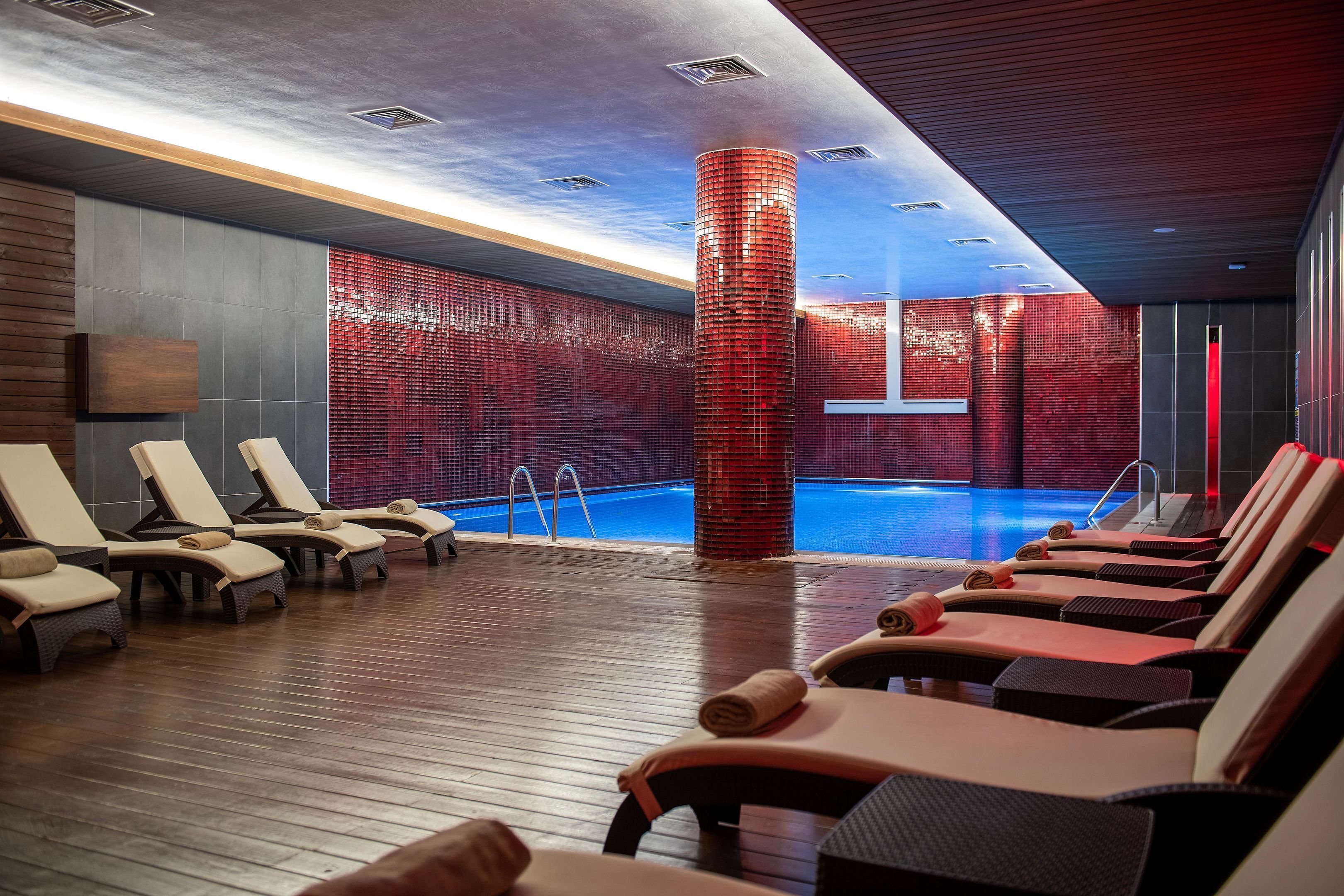 Una piscina cubierta