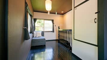 3 habitaciones, escritorio, cortinas blackout y ropa de cama