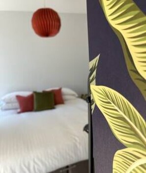 2 bedrooms, desk, iron/ironing board, WiFi - Redwing- free parking- Grade Ii listed- ground (Huntingdon)