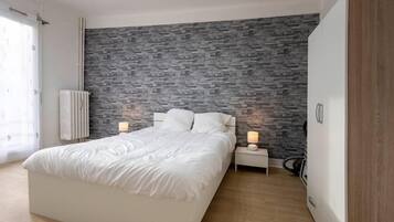 1 dormitori, escriptori, planxa i posts de planxar i wifi