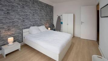 1 chambre, bureau, fer et planche à repasser, Wi-Fi