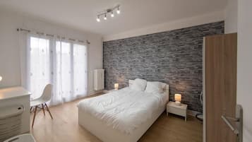 1 slaapkamer, een bureau, een strijkplank/strijkijzer, wifi