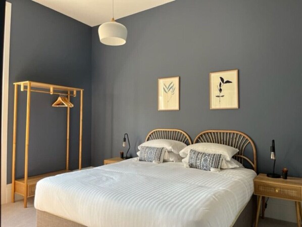 Desk, iron/ironing board, WiFi - Field Maple -free parking -Grade Ii listed- first (Huntingdon)