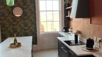 Fridge, microwave, stovetop, dishwasher