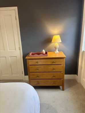 2 عدّة غرف نوم ومكتب ومكواة/لوح كي وواي فاي