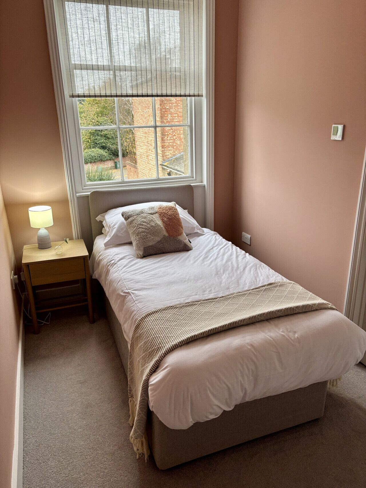 Desk, iron/ironing board, WiFi, bed sheets