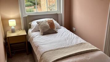 Desk, iron/ironing board, WiFi, bed sheets