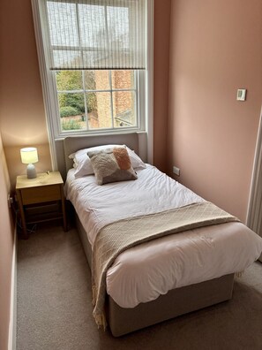 Desk, iron/ironing board, WiFi, bed sheets - Aspen - free parking -Grade Ii listed- second (Cambridgeshire)