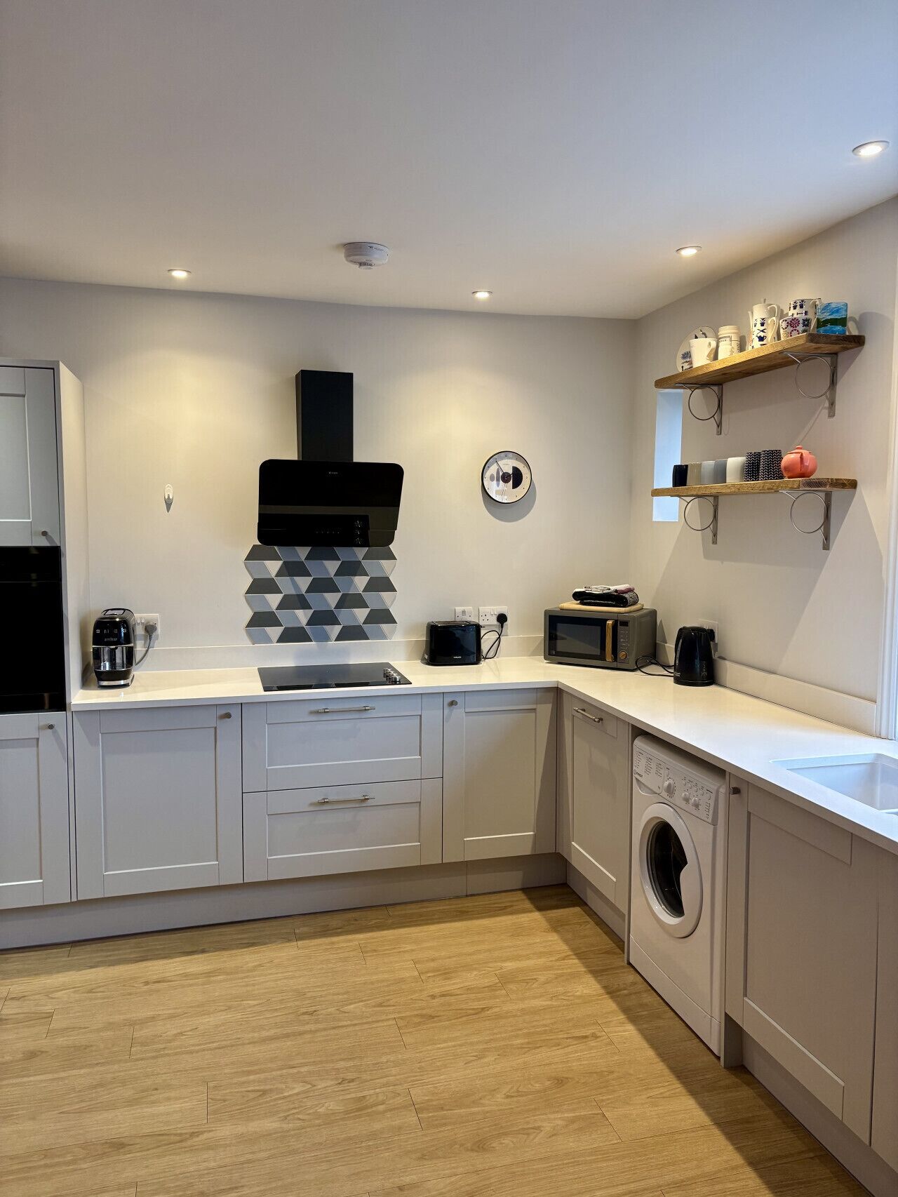 ثلاجة، ميكروويف، فرن، موقد طهي مسطح