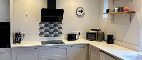 ثلاجة، ميكروويف، فرن، موقد طهي مسطح