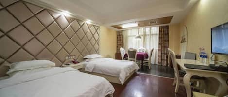 Habitación de hotel con dos camas, un escritorio y una silla.