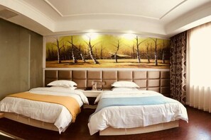 Een hotelkamer met twee bedden, een groot schilderij aan de muur en een raam met gordijnen.