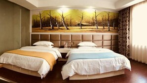 Habitación de hotel con dos camas, un cuadro grande en la pared, piso de madera y una ventana con cortinas.
