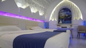 A modern hotel room with a large bed, a desk, and a chair. - Forest Snow Hotel (Genhe)