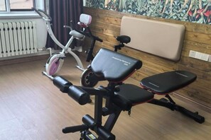 A gym with stationary bikes and exercise equipment. - Forest Snow Hotel (Genhe)