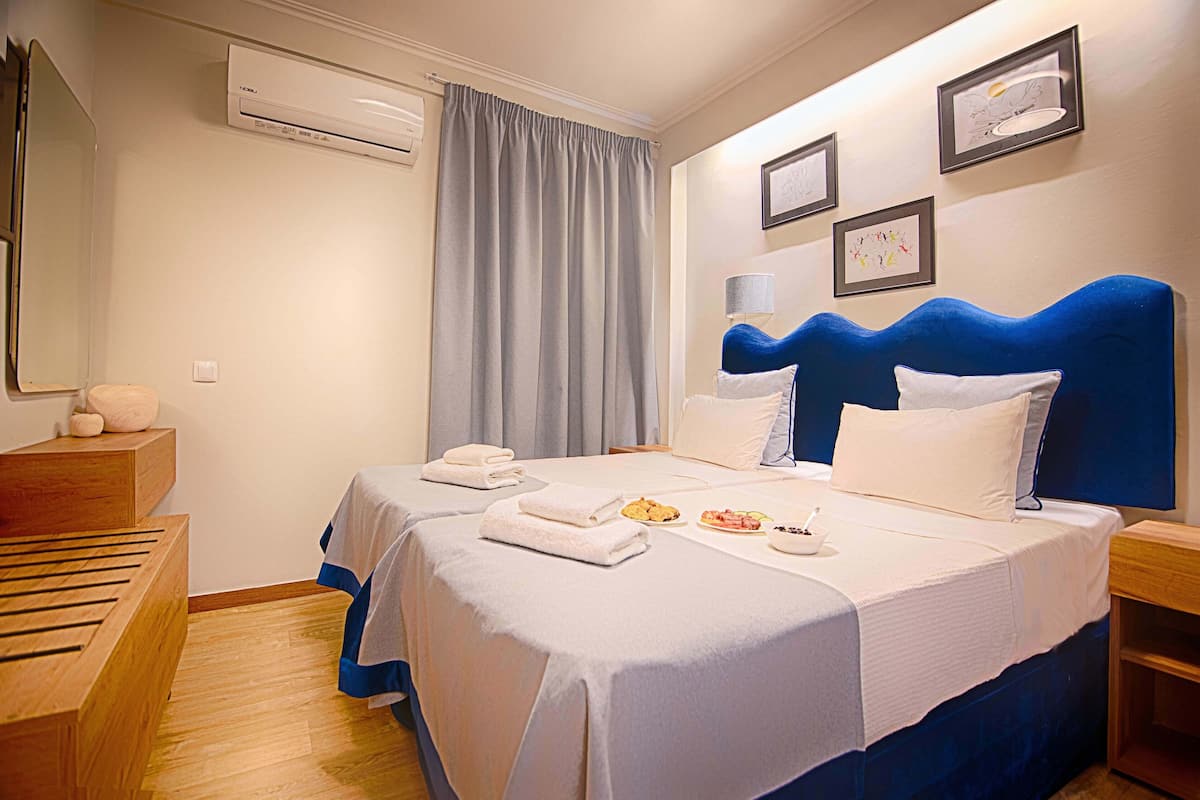In-room safe, laptop workspace, bed sheets