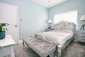 3 bedrooms, Egyptian cotton sheets, memory foam beds, desk