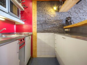 Réfrigérateur, lave-vaisselle, cafetière/bouilloire, grille-pain