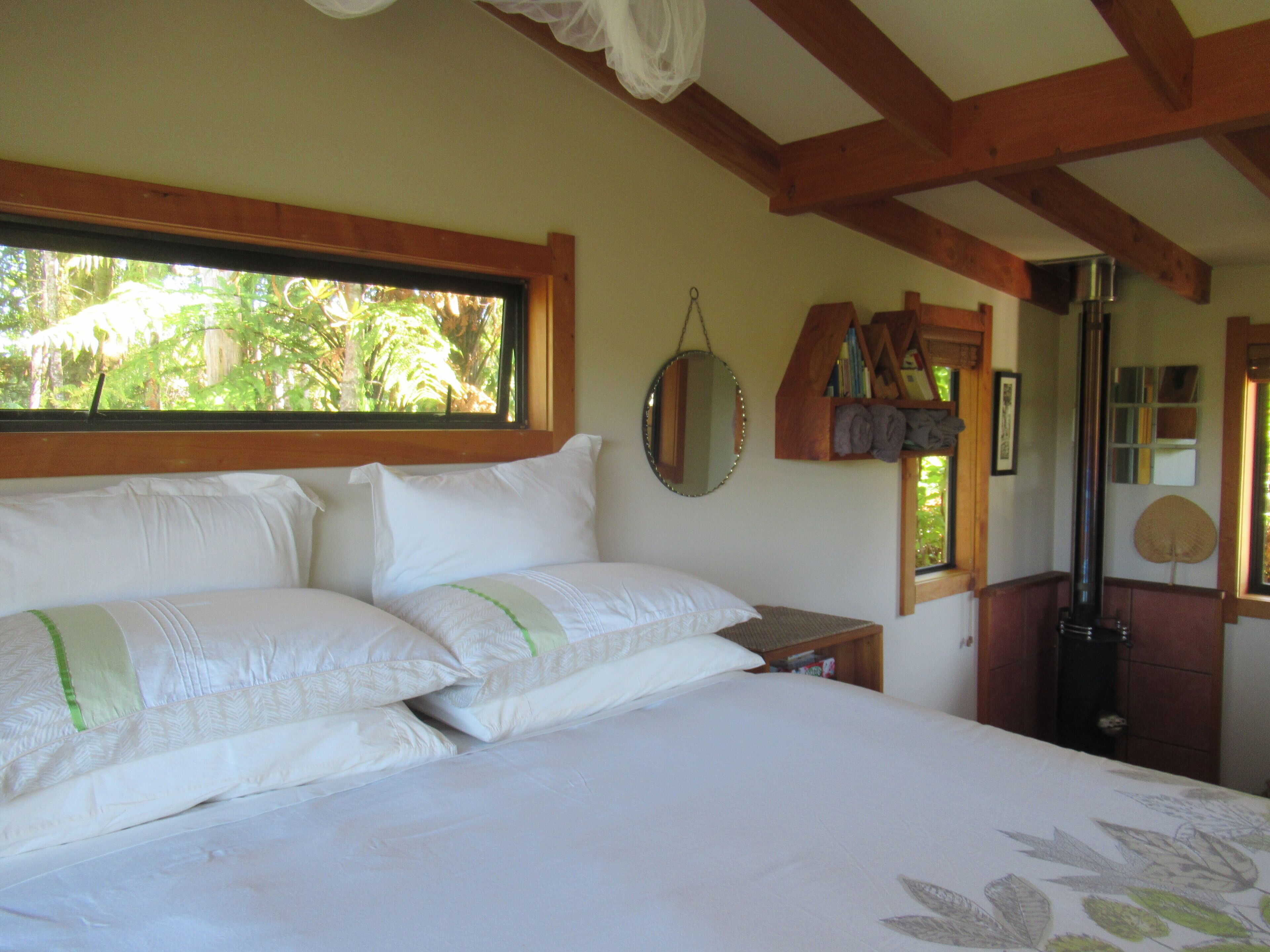 1 bedroom, desk, bed sheets