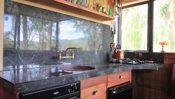 Fridge, oven, stovetop, coffee/tea maker