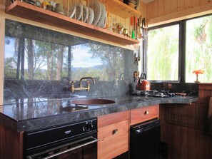 Een koelkast, een oven, een kookplaat, een koffiezetapparaat/waterkoker