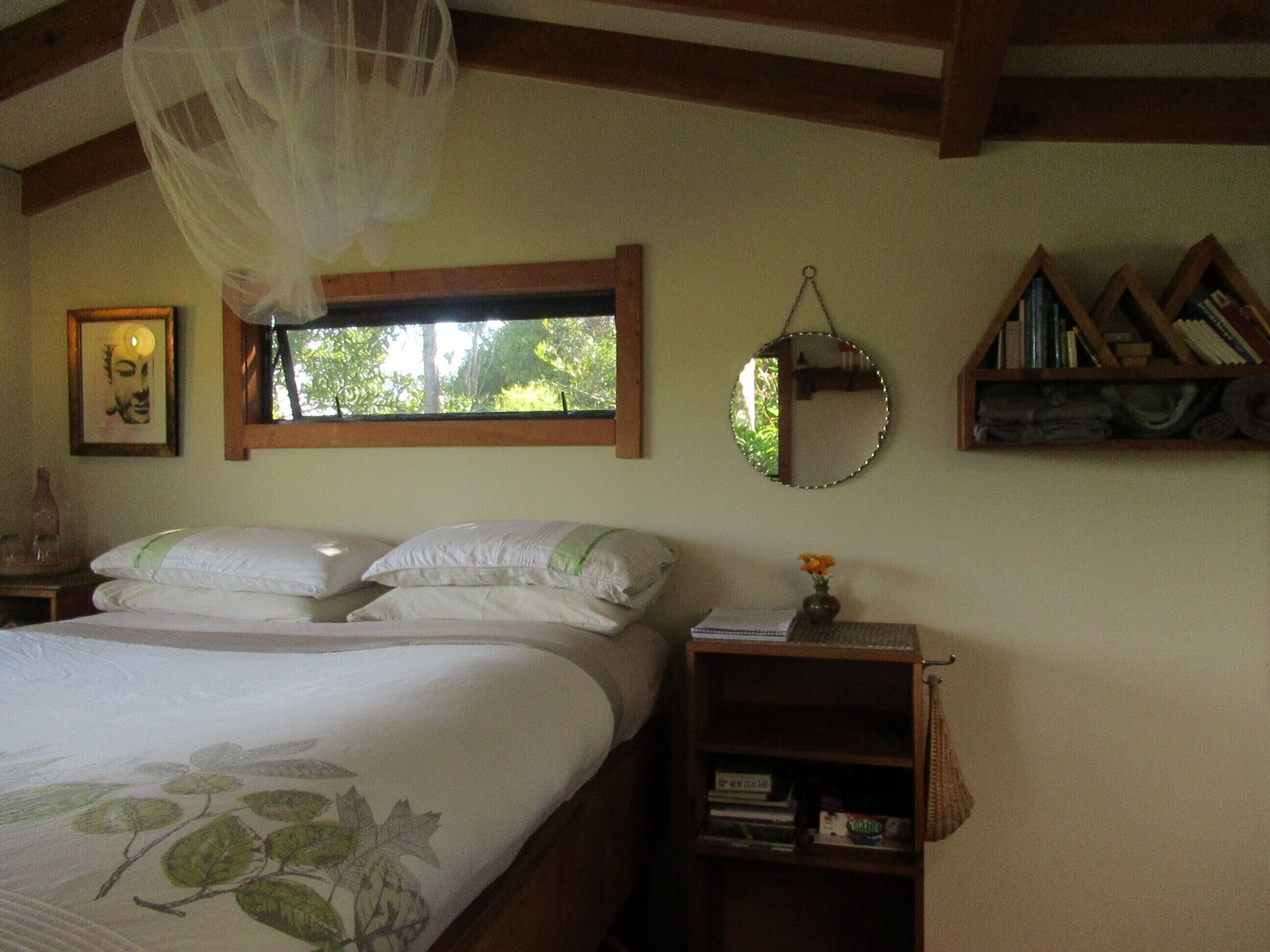 1 bedroom, desk, bed sheets