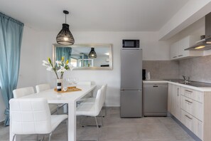 Fridge, microwave, dishwasher, coffee/tea maker - Villa Dubravka  (Crikvenica)