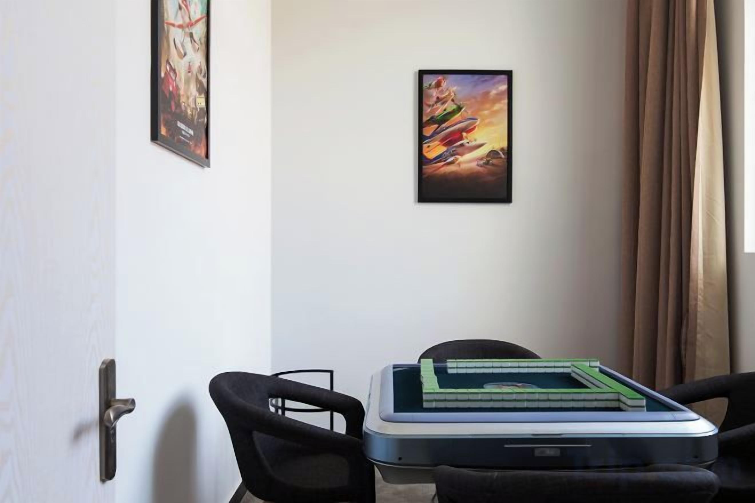 Una habitación con un escritorio, dos sillas, una puerta y un cartel en la pared.
