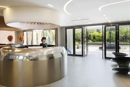 Bar en el lobby. Happy Air Hotel (Jiande)