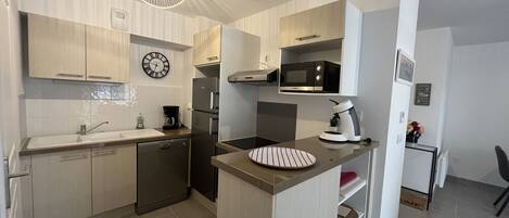 Frigorífic, microones, forn i placa de cuina