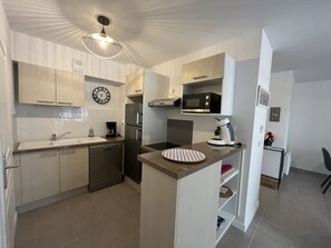 Frigorifero, microonde, forno, piano cottura