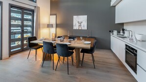 Kaffe- och tebryggare, kylskåp, mikrovågsugn och ugn