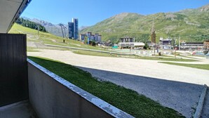 A view of a mountainous area with buildings and a train station. - Renovated studio for 4 at slopeside - La Croisette (Les Belleville)