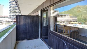 A balcony with a view of a mountain and a hotel building in the background. - Renovated studio for 4 at slopeside - La Croisette (Les Belleville)