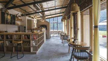 المنشأة من الداخل