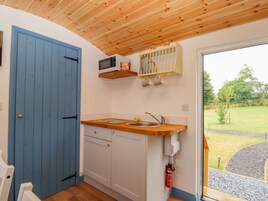 冰箱、电热水壶、烤面包机、厨具/餐具