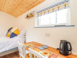 1 bedroom, individually decorated, individually furnished, free WiFi - Sunflower (Redruth)