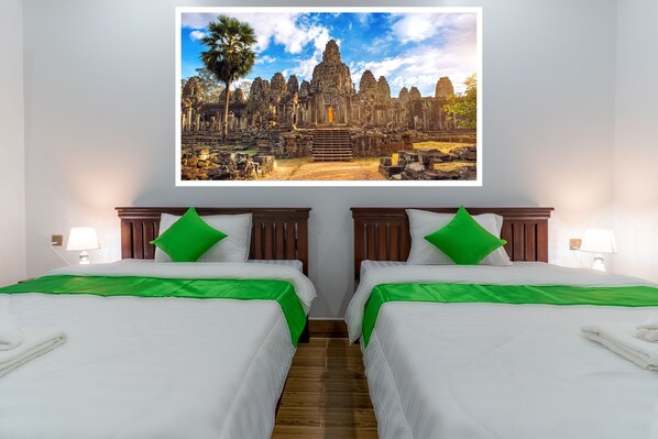 5 habitaciones, tabla de planchar con plancha y cuna de viaje