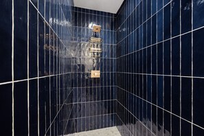 Haartrockner, Handtücher, Shampoo, Toilettenpapier