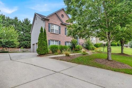 Spacious 3BR Near Mall of GA & Lake