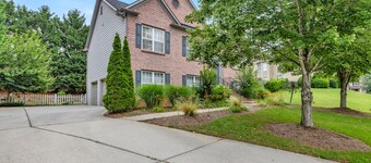 Upstairs Unit w/ Balcony + Pool and tennis