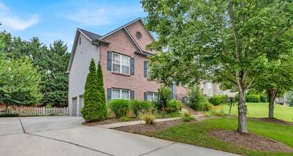 Spacious 3BR Near Mall of GA & Lake