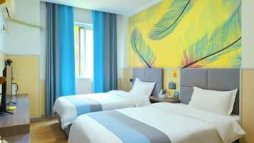 Une chambre d’hôtel avec deux lits, une grande fenêtre avec des rideaux, un tableau au mur et un bureau avec une lampe.