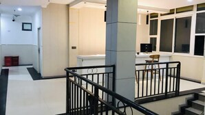 A modern interior with a staircase, a desk, and a chair. - Aishang City Inn (Chongqing)