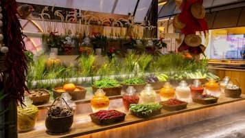 Une exposition de divers produits alimentaires et plantes, présentée dans un espace intérieur bien éclairé.