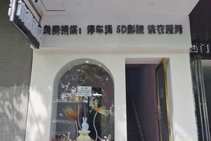 A storefront with a sign indicating services for 5D car rental and travel agency.