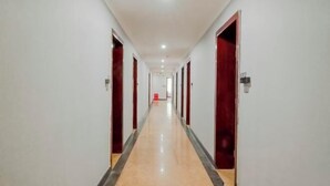 A long, narrow hallway with doors on both sides, leading to individual rooms. - Muxi City Hotel (Hengyang Jiefang Road) (Hengyang)