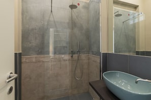 Douche, sĂšche-cheveux, bidet