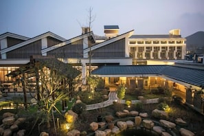 A traditional Japanese-style building with a koi pond and stone lanterns. - Chuishan Hot Spring Resort (Zhenjiang)